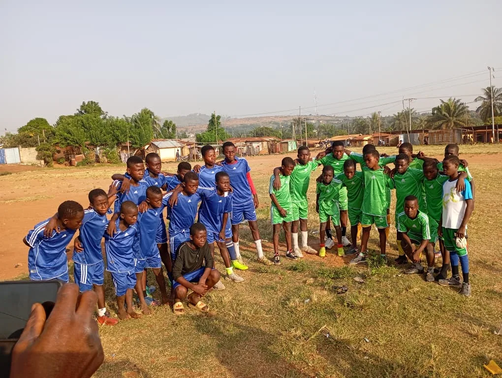 Match de football opposant enfants en situation de rue et enfants scolarisés